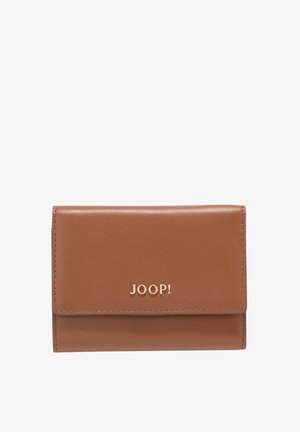 Portafoglio in pelle marrone con una texture liscia, design pieghevole e logo "JOOP!" in rilievo sulla parte anteriore. Dimensioni compatte, stile minimalista.