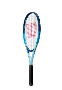 Raquette de tennis Wilson avec un cadre bleu et un filet blanc. Présente un logo "W" rouge sur les cordes. Poignée en cuir noire. Forme ovale classique.