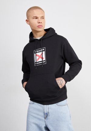 Sudadera con capucha negra y bolsillo frontal, con un logo gráfico en blanco y rojo. Tejido suave, corte relajado y puños de canalé.