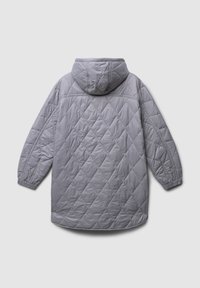 Graue Daunenjacke mit einem gesteppten Muster, Kapuze und elastischen Bündchen. Leichtes Material mit einer leicht glänzenden Oberfläche. Rückansicht.