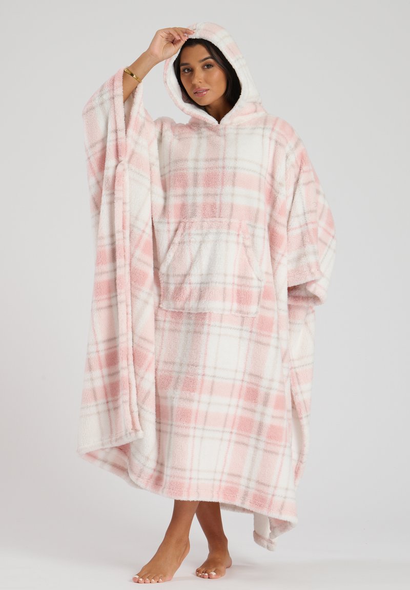 Coperta con cappuccio oversize in morbido pile a quadri rosa e bianco, dotata di una tasca frontale e maniche larghe per un facile movimento.