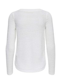 Pull blanc à manches longues, avec un col rond et un tissu tricoté texturé. L'ourlet est légèrement arrondi en bas. Aucun motif ou matériel visible.