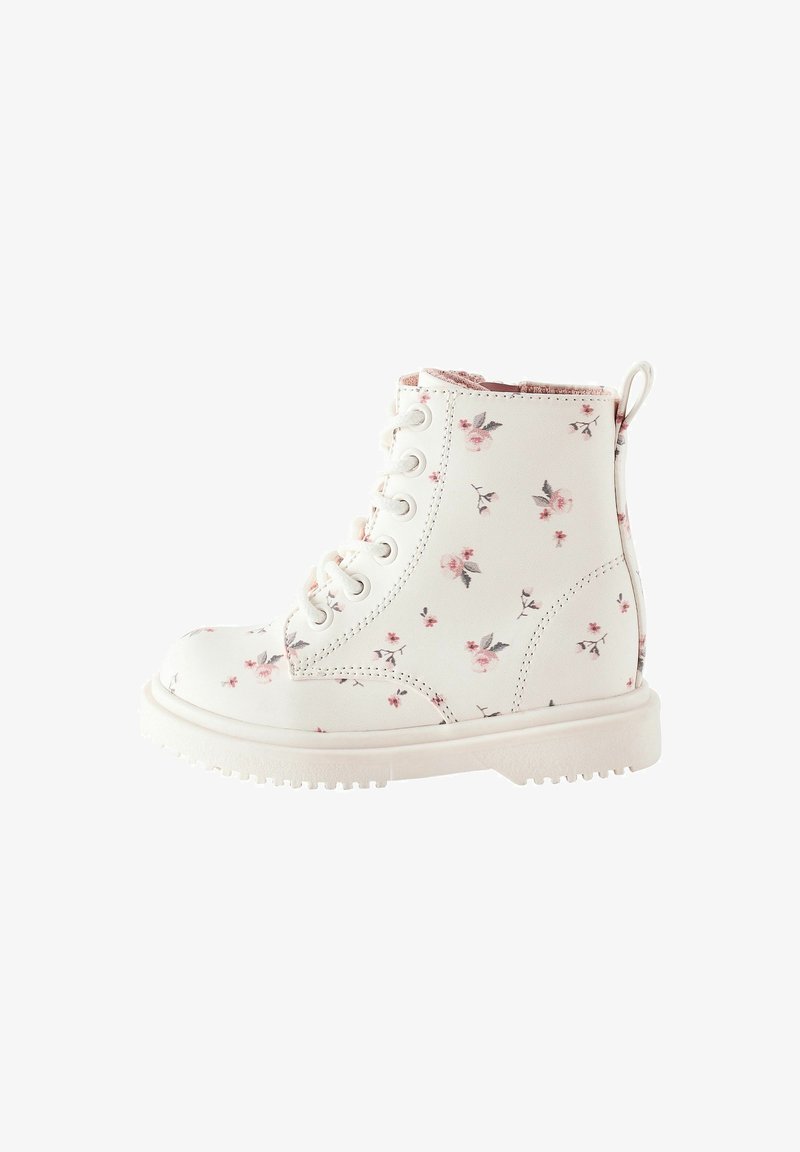 Botte blanche montante à lacets avec petit imprimé floral rose et semelle épaisse, conçue pour les enfants.