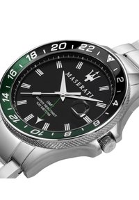 Orologio Maserati con bracciale in acciaio inossidabile, quadrante nero, lunetta verde e nera, indicatori delle ore bianchi e finestra della data alle 3. Impermeabile fino a 100 metri.