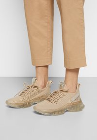 Steve Madden MAXILLA - Matalavartiset tennarit - rose gold