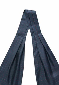 Tammipuhviga tumesinine lips, millel on punased täpid, valmistatud tekstureeritud kangast; sellel on terav ots ja sile lõpetamine.