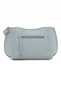 Bolso de cuero azul claro con un diseño curvado, cuenta con un bolsillo frontal con cremallera, herrajes dorados y un detalle de logo en relieve en el lateral.