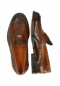 Bruine leren loafers met een krokodillen structuur, ronde neus en een klein metalen accent op de wreef. Vlakke zool en zijnaad details.