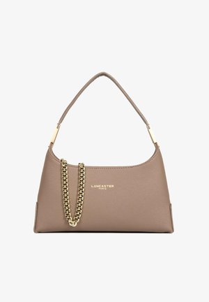 Sac à main en cuir taupe Lancaster avec une anse courte, un détail de chaîne dorée et un logo doré centré à l'avant.