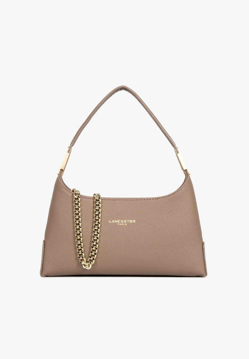 Sac à main en cuir taupe Lancaster avec une anse courte, un détail de chaîne dorée et un logo doré centré à l'avant.