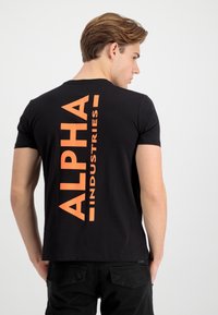 Alpha Industries BACK REFLECTIVE  - Camiseta estampada - black/orange