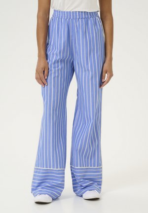 Hellblaue gestreifte weite Hosen mit einem elastischen Bund und kontrastierenden weißen Streifen am unteren Saum. Baumwollstoff mit glatter Textur.