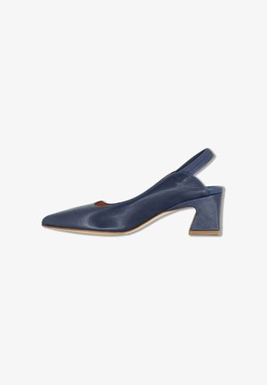 Scarpa donna slingback in pelle blu navy con punta appuntita, tacco medio a blocco, suola color cuoio e cinturino elastico sul tallone.