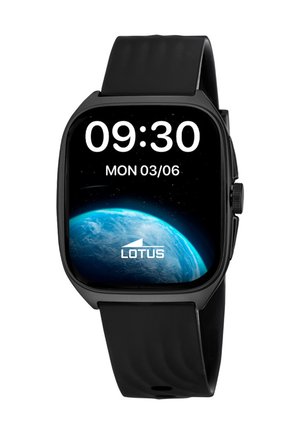 Schwarze Smartwatch mit digitaler Anzeige, die die Uhrzeit 09:30, das Datum Mo 03/06, einen Erdhintergrund und das Lotus-Markenlogo auf dem Bildschirm zeigt.