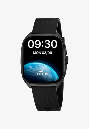 Czarny smartwatch z cyfrowym wyświetlaczem pokazującym czas 09:30, datę poniedziałek 03/06, tło z Ziemią oraz logo marki Lotus na ekranie.