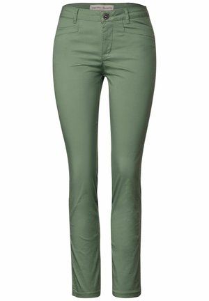 Pantalon vert ajusté en tissu léger avec une texture lisse. Dispose d'un bouton avant, de deux poches latérales et d'un design classique à cinq poches.
