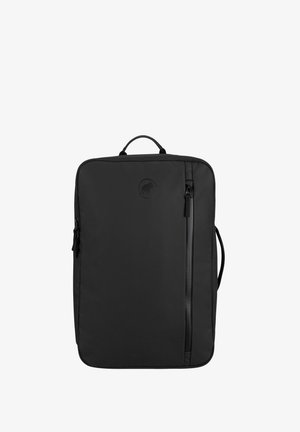 Zwarte rechthoekige rugzak gemaakt van duurzaam materiaal, met een bovenhandvat, zijklep en een logo-detail aan de voorkant. Zachte textuur.
