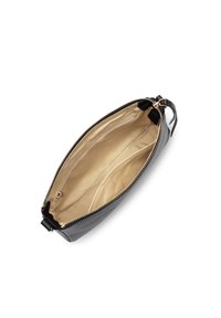 Borsetta in pelle nera testurizzata con interno beige, dotata di chiusura con zip e una tasca interna per l'organizzazione.