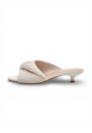 Mule beige intrecciata con punta aperta, tacco basso curvo e soletta imbottita, progettata per l'abbigliamento casual o elegante da donna.