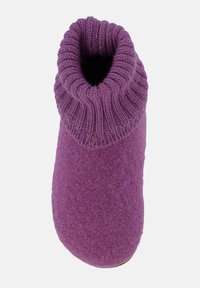 Fioletowy filcowy kapcie z dzianinowym mankietem. Gładka tekstura ma zaokrąglony czubek i przytulny design, idealny do noszenia w domu.