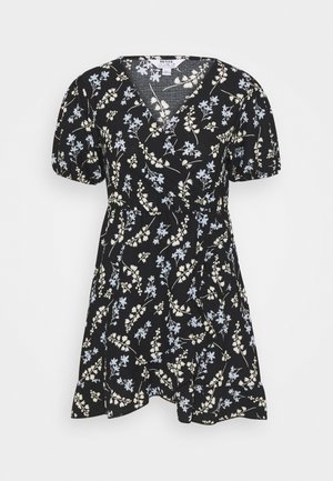 Sort kortærmet kjole med lyseblåt og cremefarvet blomsterprint, V-udskæring, slå-om front og elastisk taljedetalje.