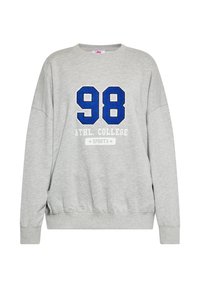 Szürke pulóver, kerek nyakkal, kék hímzett "98" számokkal és "ATHL. COLLEGE SPORTS" felirattal. Bordás mandzsetták és alj.