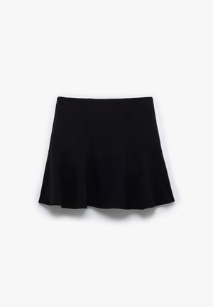 Mustat minihameet, joissa on levenevä helma ja huomaamattomat pystysaumat, esillä tasaisesti valkoista taustaa vasten.