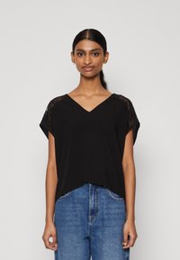 Vero Moda Petite - VMRUSK V NECK - Camiseta estampada - black Imagen en miniatura 1