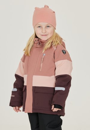 Kinder-Farbblock-Winterjacke in Pink und Maroon mit reflektierenden Akzenten, hohem Kragen, Reißverschluss-Taschen und einer weichen Stoffstruktur.