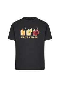 Melns kokvilnas T-kreklu ar grafiku, kurā attēloti četri krāsaini kokteiļi, un tekstu "SPRITZ O'CLOCK" zem tiem. Īsām piedurknēm, standarta piegriezums.