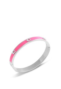 Bracciale rigido in smalto rosa con accenti in metallo argento e un design morbido e arrotondato. Presenta due elementi hardware circolari.