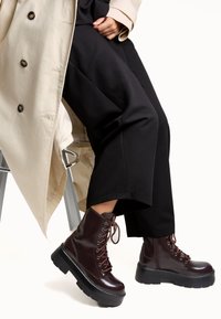Bershka TRACK - Botine cu platformă - dark red