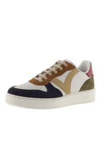 Flerfärgade sneakers med vita läder, marinblå och bruna mockadetaljer, beiga accenter och en texturerad sula med rundad tå och snörning.