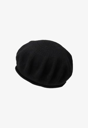 Beret en laine noire avec un motif de tricot texturé et un bord doux. Le couronne est arrondie et comporte de légères plis pour une forme ajoutée.