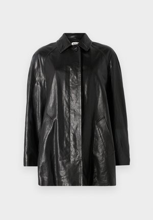 Giacca di pelle nera con collo a camicia, chiusura frontale con bottoni, due tasche laterali e vestibilità comoda. Texture liscia e design minimalista.