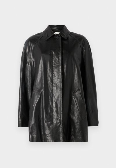 Giacca di pelle nera con collo a camicia, chiusura frontale con bottoni, due tasche laterali e vestibilità comoda. Texture liscia e design minimalista.