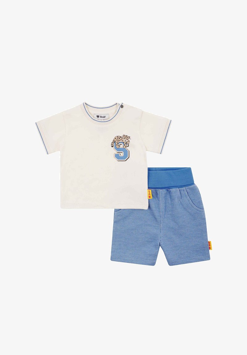 Chemise blanche à manches courtes pour bébé avec un imprimé léopard et la lettre "S", accompagnée d'un short bleu à taille élastique rayé.