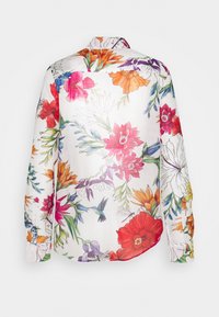 Blusa de manga larga en tejido blanco transparente con coloridos patrones florales, que incluyen flores rojas, naranjas y moradas, con un cuello clásico.