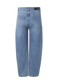 Vista trasera de vaqueros de denim azul claro con dos bolsillos traseros y una etiqueta de marca negra en la cintura, estilo ligeramente desgastado.