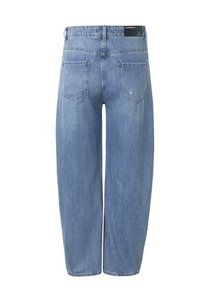 Stražnji pogled na svijetloplave traperice s dvije stražnje džepa i crnom oznakom marke na struku, lagano istrošenog stila.