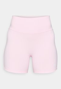 Ružové športové šortky vyrobené z elastického materiálu, s vysokým pásom, bezšvovým dizajnom a malým bielym logom Nike na dolnej prednej časti.