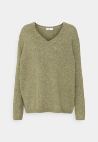 Pull à col en V, manches longues, couleur vert olive. Tricot doux et texturé avec une coupe décontractée. Design simple, sans éléments métalliques visibles ni motifs.