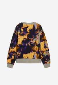 Sweatshirt with a multicolored abstract pattern in purple, orange, and black. Features a gray ribbed collar and cuffs. Regular fit, soft fabric.