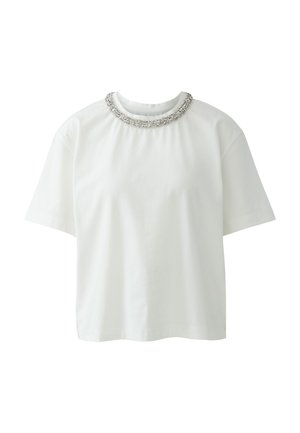 Weißes T-Shirt mit kurzen Ärmeln und rundem Ausschnitt, verziert mit einem silberfarbenen dekorativen Kragen mit kleinen funkelnden Details.