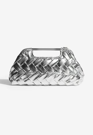 Geantă metallică argintie cu o textură împletită, având o formă rotundă elegantă și un mânere deschis. Închidere cu fermoar în partea de sus.