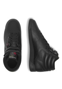 Musta nahast spordijalatsid ümara ninaosa, lukkude sulgemise ja kolme rihma aktsendiga. Tallal on tekstuur, mis tagab haarde. Omab Reeboki brändingut.