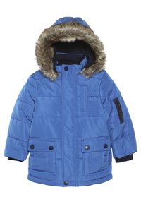 Sininen pehmustettu talvitakki, jossa on turkiksella vuorattu huppu, kaksi etutaskua, rintatasku ja vetoketjutasku vasemmassa hihassa.