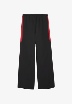 Pantalons larges noirs avec des panneaux latéraux rouges et une taille élastique. Fabriqués en matériau léger, avec deux poches latérales.