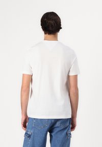 Tommy Hilfiger STACK TEE UNISEX - T-shirt con stampa - white
