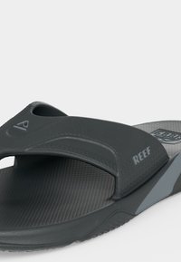 Σανδάλι τύπου slides της μάρκας Black Reef με φαρδιά υφή λουριού και ελαφρώς ανεπτυγμένο πέλμα, σχεδιασμένο για καθημερινή χρήση και άνεση.